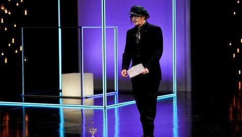 Johnny Depp dejó en el suelo el premio Donostia para dirigirse al público del Kursaal para agradecerlo