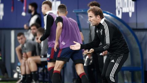 Jagoba Arrasate da instrucciones en el partido contra el Betis