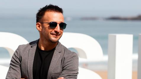 El director Alejandro Amenábar posa en el Festival de Cine de San Sebastián, donde su serie de televisión 'La fortuna' compite en la sección oficial