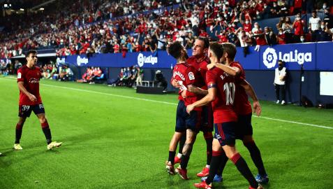 Los jugadores celebran el gol de Kike García ante el Betis
