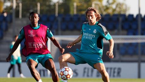 Alaba presiona a Modric en el entrenamiento previo al choque contra el Sheriff