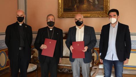 El ecónomo diocesano de la Archidiócesis, Carlos Esteban; el arzobispo de Pamplona y Tudela, Francisco Pérez; el vicepresidente Aierdi; y el director general de Vivienda, Eneko Larrarte, tras firmar el convenio