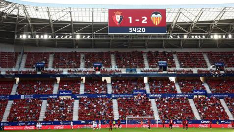 Osasuna-Valencia El reformado Sadar, en el pasado Osasuna-Valencia, donde hubo cerca de 14.000 espectadores. La foto es del fondo de Gol Norte
*P:
*L: PAMPLONA
*T: EL SADAR. OSASUNA - VALENCIA. PUBLICO GOL NORTE