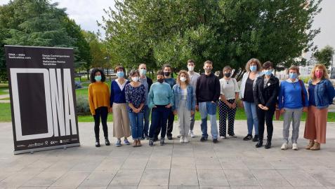responsables de la organización y de las residencias artísticas, en el exterior de la Casa de Cultura de Villava