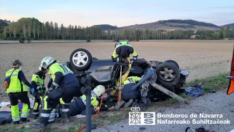 Los bomberos han tenido que rescatar a los conductores de los dos turismos en el accidente ocurrido en Urroz-Villa