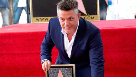 Alejandro Sanz posa junto a su estrella del Paseo de la Fama de Hollywood