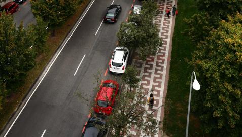 Así luce la avenida de Barañáin, en la que se avanzará la línea de aparcamientos para introducir el nuevo vial ciclista; una transformación que eliminará un carril en calzada y calmará el tráfico.