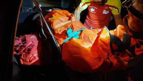 Un momento del rescate de la montañera por parte de los bomberos