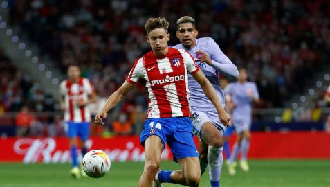 Marcos Llorente, en acción, defendido por Ronald Araujo