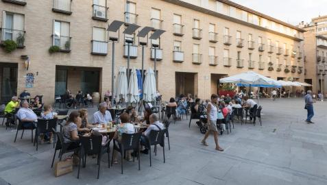 La gente disfruta tomando algo en las terrazas de la plaza de la Judería en Tudela