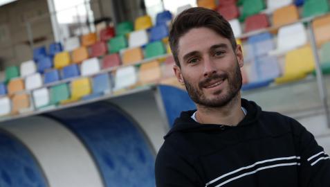 Jon Erice posa en el campo de la Mutilvera antes de iniciar el entrenamiento
