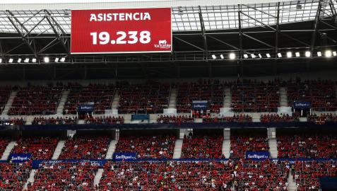 Imagen del fondo sur de El Sadar en el Osasuna-Rayo Vallecano mientras se proyecta el dato de asistencia en el marcador