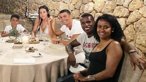 Imagen publicada por Cristiano Ronaldo junto a su familia, José Semedo y su mujer Soraia