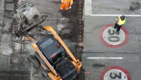 Trabajos de asfaltado en una calle de Pamplona