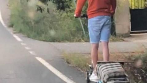 El conductor del patinete denunciado por conducir por el arcén de la N-232, sin casco y arrastrando un carro de la compra