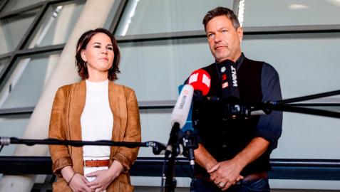 La copresidenta del Partido Verde alemán (Die Gruenen), Annalena Baerbock, y el copresidente, Robert Habeck, en una conferencia de prensa en Berlín