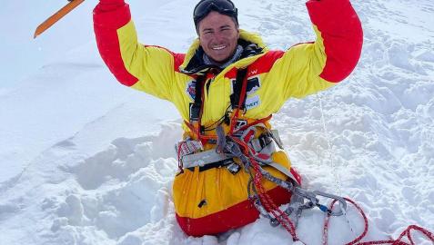 Rustam Nabiev celebra su ascenso en el Manaslu nepalí