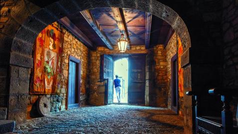 La entrada luce un empedrado típico de las casas del Pirineo y dos tapices con escudos familiares