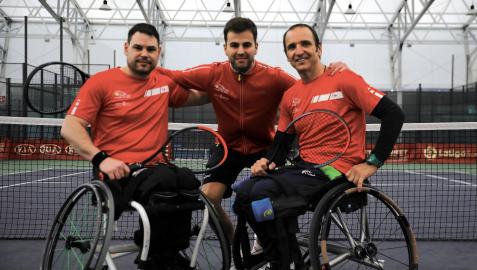 Adrián Vela, el seleccionador Julen Aguirre y Edorta de Anta, el equipo navarro para el Nacional en Ipartenis.