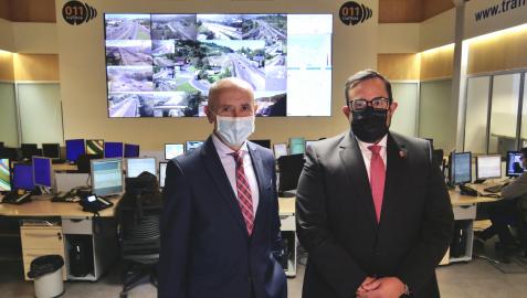 El vicelendekari Erkoreka y el vicepresidente Remírez, durante la visita al centro de control de tráfico