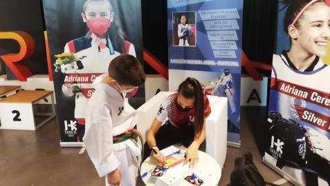 Adriana Cerezo atiende a los fans en el photocall del Navarra Arena