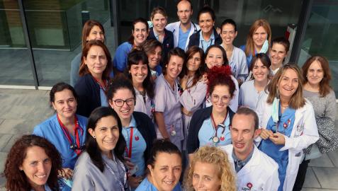 Parte del equipo de la Unidad de Atención Paliativa de San Juan de Dios de Pamplona, el miércoles pasado en la entrada del hospital
