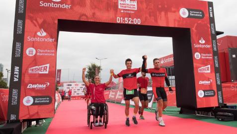 De izda. a dcha., Eva Moral, Miguel Indurain y Javier Gómez Noya
