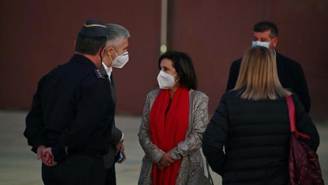 Margarita Robles y Fernando Grande-Marlaska, en la base aérea de Torrejón para recibir al avión con refugiados afganos