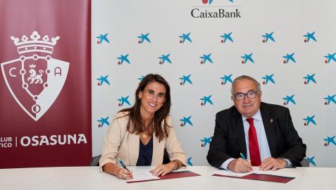 Isabel Moreno y Luis Sabalza durante la firma del acuerdo de patrocinio de CaixaBank a Osasuna
