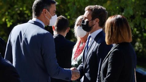 El presidente del Gobierno, Pedro Sánchez (i), saluda al líder del PP, Pablo Casado (d), este jueves