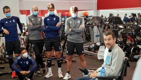 Juan Carlos Unzúe charla con los jugadores de Osasuna en Tajonar