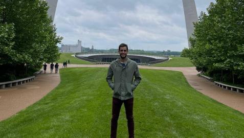 Diego Galán ante el Gateway Arc, en San Luis, una enorme estructura de 200 metros de alto.