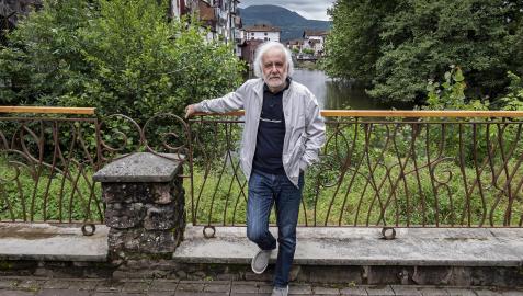 El escritor Ramón Andrés González-Cobos (Pamplona, 1955) posa en Elizondo el 5 de junio de 2020, donde reside actualmente