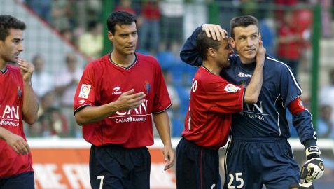 Juan Carlos Unzué, abrazado por Alfredo en su último partido como profesional