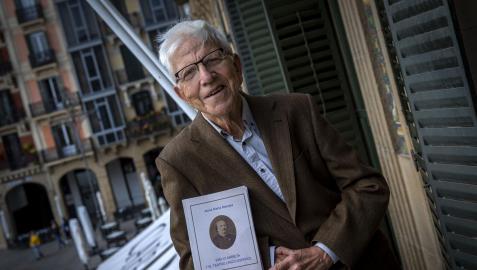 20053588 Jesús María Macaya, posando ayer con su libro Emilio Arrieta y el teatro lírico español, que presentará mañana a las 19 horas en el Nuevo Casino de Pamplona