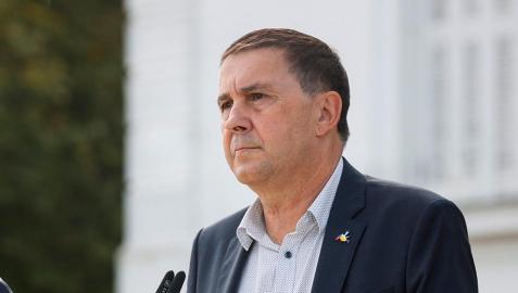 otegi El coordinador general de EH Bildu, Arnaldo Otegi, y el secretario general de Sortu, Arkaitz Rodríguez, durante la declaración que han realizado con motivo del décimo aniversario del fin de la violencia de ETA