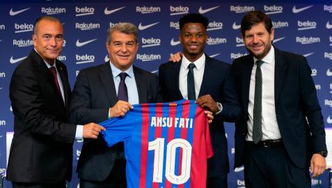 Ansu-Fati-renovacion-laporta El presidente del FC Barcelona, Joan Laporta, el vicepresidente deportivo, Rafa Yuste, el director deportivo, Mateu Alemany, y el centrocampista Ansu Fati, en el acto de la renovación del jugador hasta 2027