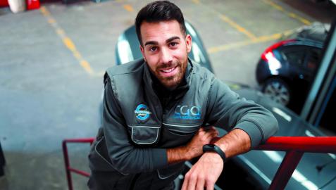 Sergio Sanz en el taller Serauto de Corella, donde trabaja en la admistración