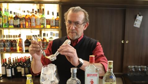 Luis Martinicorena, del Casino Eslava pamplonés, prepara un gin-tonic junto a algunos de los licores que escasean en el mercado Luis Martinicorena, del Casino Eslava pamplonés, prepara un gin-tonic junto a algunos de los licores que escasean en el mercado