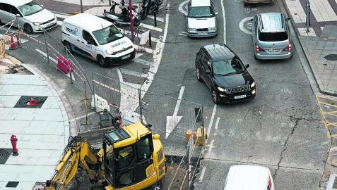 Imagen del atasco que generaron las obras a media tarde del martes