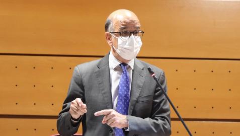 El senador de UPN Alberto Catalán interviene durante la sesión de control al Gobierno en el pleno del Senado