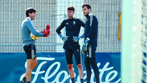 Sergio Herrera y Juan Pérez charlan con Richard Sanzol en la banda mientras se desarrolla el entrenamiento