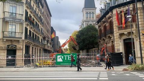 La zona se encuentra vallada y con los operarios trabajando