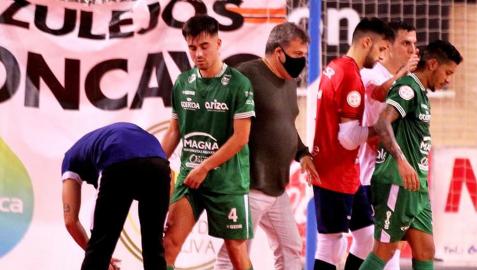 XOta Escribano y Bynho, atendidos por los servicios médicos, en un encuentro de Osasuna Magna