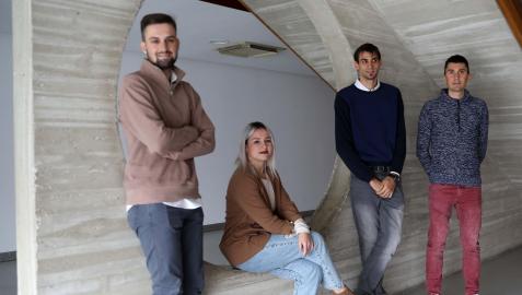 El periodista Diego Alonso, que ejerció de moderador, junto con la luchadora Aintzane Gorria, el atleta Rubén Pascual y el ciclista Óscar Rodríguez. La mesa redonda tuvo lugar en la Casa de Cultura de Burlada El periodista Diego Alonso, que ejerció de moderador, junto con la luchadora Aintzane Gorria, el atleta Rubén Pascual y el ciclista Óscar Rodríguez. La mesa redonda tuvo lugar en la Casa de Cultura de Burlada