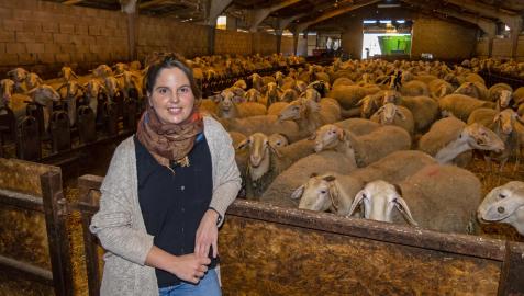 Irache Echeverría Garín, con el ganado de ovino de leche de su explotación familiar en Legaria. Irache Echeverría Garín, con el ganado de ovino de leche de su explotación familiar en Legaria