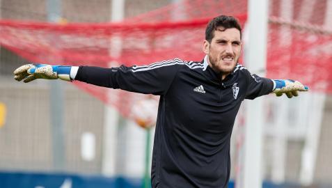 A: J.P. Urdíroz
F: 03-11-2021
P: Sergio Herrera
L: Pamplona
T: Instalaciones de Osasuna en Tajonar. Futbol. Entrenamiento Primer Equipo.