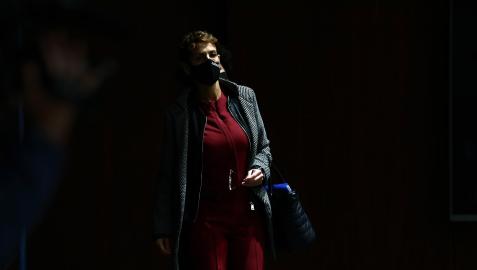 La presidenta María Chivite, entrando ayer al salón de plenos del Parlamento