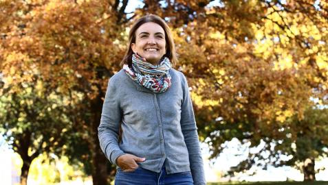 Arancha Melgarejo camina esta semana por la Plaza de los Fueros, junto a la Comandancia de la Guardia Civil, en Pamplona