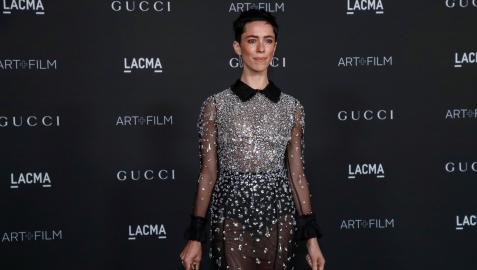 Rebecca Hall posando en una alfombra roja Rebecca Hall posando en una alfombra roja